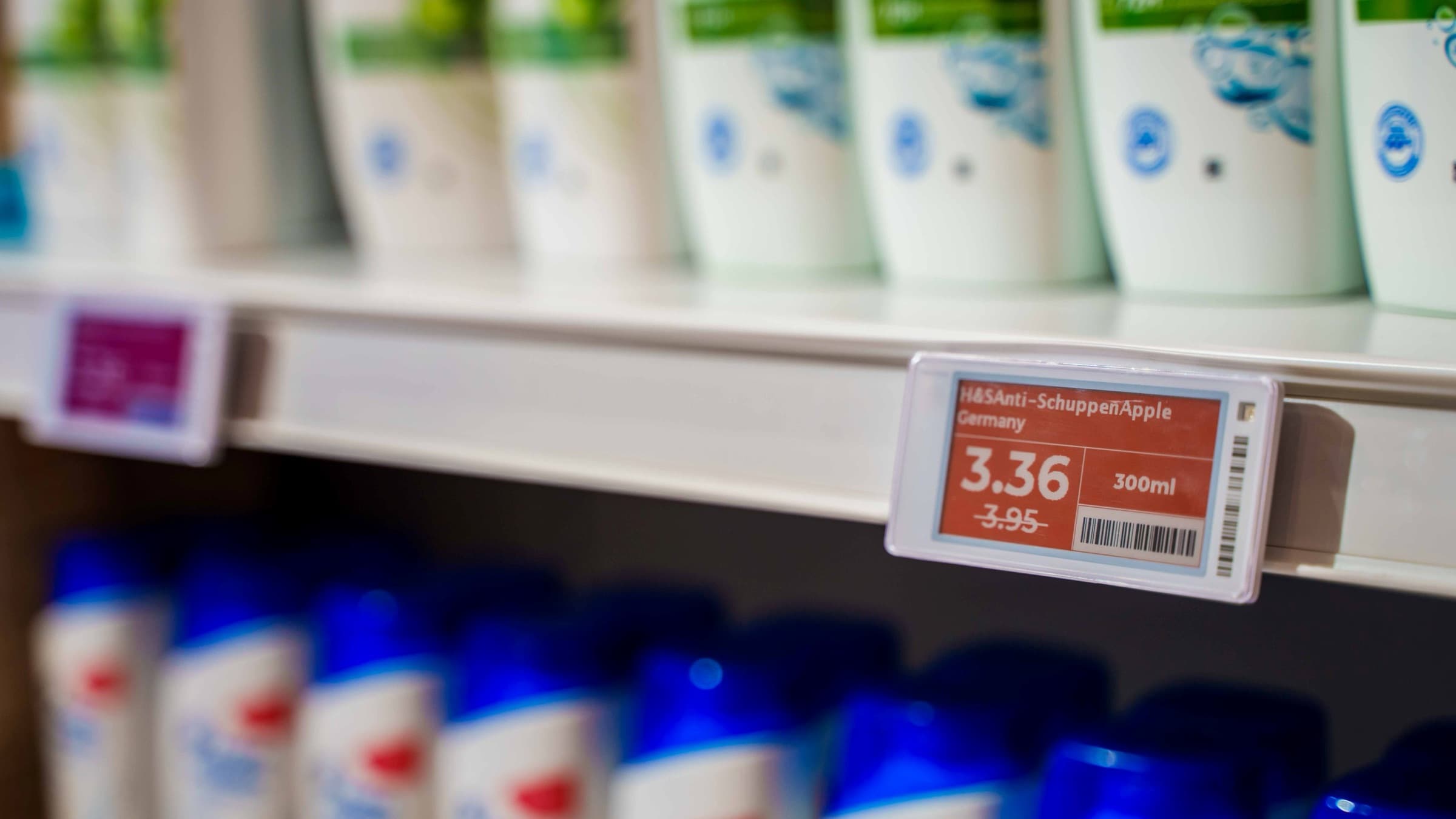 An e-paper shelf label showing a discounted price on a shampoo shelf